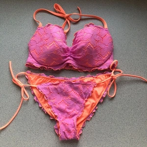 Bikini Victoria Secret 2 piezas 34D parte superior pequeña parte inferior rosa naranja encaje volantes romántico - Imagen 1 de 5