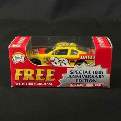 Coche de carreras amarillo #33 10 aniversario Alka-Seltzer Bayer fundido a presión nuevo Foto 1 de 4