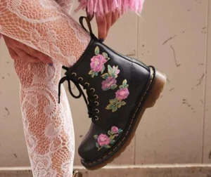 🔥 BOTAS FLORALES DR MARTENS 1460 VONDA II ATRACTIVAS Y ELEGANTES NAPA NEGRA $190 - Imagen 1 de 11