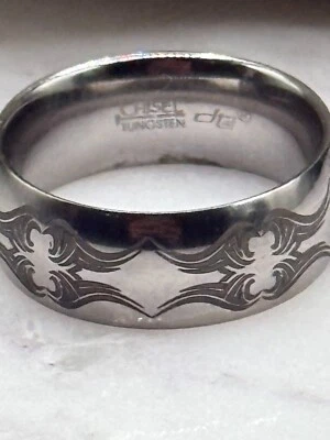 Banda de ajuste estándar cepillada diseño corte láser de tungsteno de 8 mm para hombre tamaño: 8,75 Foto 1 de 4