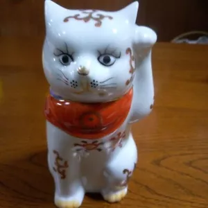 Japanese Beckoning Maneki Cat -IMARI- Left Hand Lucky Waving Porcelain 14cm - Picture 1 of 5