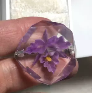 Vintage Britannico Reverse Intagliato Dipinto Rosa Viola Orchidea Spilla Fiore - Foto 1 di 6