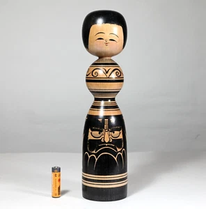 Maestro FUMIO MURAMOTO "Daruma" Kokeshi, Scuola TSUGARU, Giappone anni 80 - Grande 12" - Foto 1 di 24