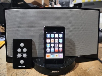 BOSE SOUNDDOCK DIGITAL MUSIC SYSTEM WITH IPOD AND MAINS ADAPTER & REMOTE.  - Image 1 of 4
