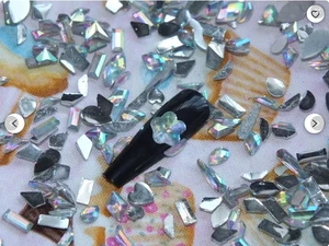 100 Stck. gemischt funkelnde AB Strasssteine Edelsteine Nail Art Zum Selbermachen verschiedene Größen/Form - Bild 1 von 2