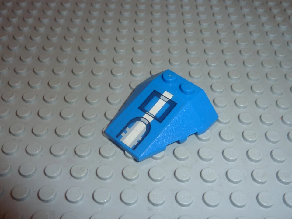 LEGO Wedge 4 x 4 Triple with Stud Notches with White Stripe 48933pb011 Set 75002 - Photo 1/1