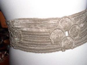 Sehr ausgefallener Bindegürtel Metallicstoff silber/nude - Bild 1 von 3