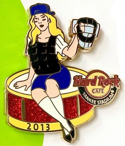 2013 HARD ROCK CAFE YANKEE STADIUM SEXY BLOND CATCHER GIRL TROMMEL SOLO LE PIN - Bild 1 von 1