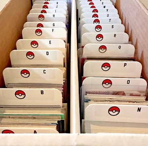 (26) Divisori di carte ALTI con 26 etichette POKEMON POKE BALL A-Z in omaggio - Foto 1 di 5