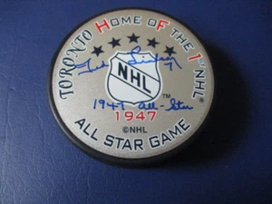 Ted Lindsay signiert & beschriftet 1947 All Star Game Gedenk Puck - Bild 1 von 2