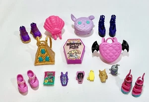 Lote de accesorios y zapatos para muñecas Monster High - Imagen 1 de 11