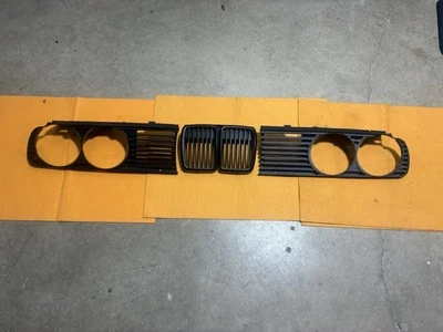 BMW 318i,325,M3 E30 Set of Front Kidney Grille (3) - Image 1 of 4