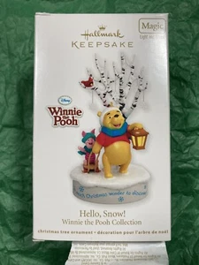 Hallmark Christmas Ornament (2011) Winnie the Pooh: Hello, Snow! • Licht & Sound - Bild 1 von 4