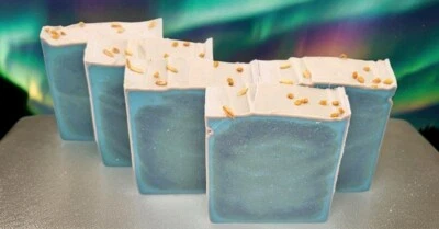 Jabón natural Northern Lights - manteca de karité, sebo y aceite de cáñamo con índigo Foto 1 de 4