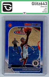 2019-20 Hoops Premium Stock #212 Sekou Doumbouya Prizms Blue - Bild 1 von 2