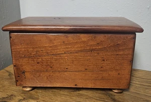 RARA SCATOLA DA RACCONTO CON PIEDI IN LEGNO DA UOMO CON CERNIERE SPEGELSTEIN MADE IN U.K. 12" - Foto 1 di 10