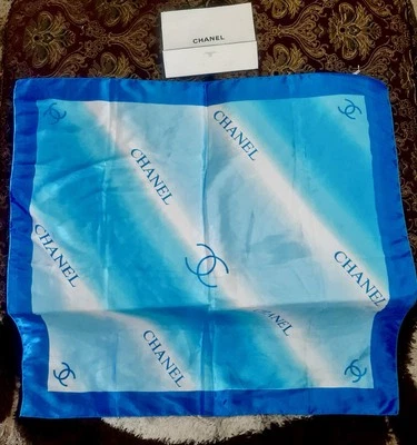 Bufanda vintage Chanel 100 % seda brillante azul océano 38”x38” cuadrada con bolsa original Foto 1 de 4