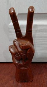 Handgeschnitztes Vintage 60er Jahre Holz Peace Zeichen 2 Finger Hippie Ikone Skulptur - Bild 1 von 4
