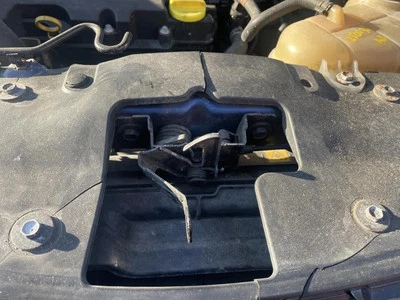 Chevrolet Sonic 2012-2020 capó pestillo Foto 1 de 4