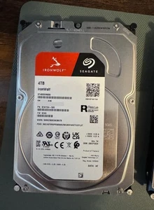 Seagate 4TB IronWolf NAS Hard Drive 3.5" SATA 6GB/s 5400RPM 256MB ST4000VN006 - Photo 1/1