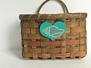 Woven Wicker Rattan Basket Wall Hanging Nautical Shell Heart Emblem 9.5 x 9.5" - Picture 1 of 8
