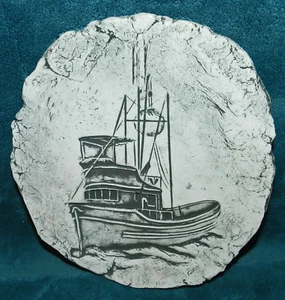 ¡HERMOSO BARCO NÁUTICO TALLADO PIEDRA/CERÁMICA COLGANTE DE PARED/IMAGEN! FIRMADO - Imagen 1 de 4
