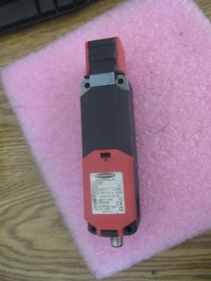 Banner Model: SI-LS42UMH Safety Switch. PN: 47878. Unused Production Spare  - Image 1 of 4