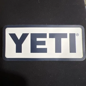 Yeti Aufkleber authentisch 1,75 x 4 schwarze Buchstaben & Borte auf weißem Hintergrund - Bild 1 von 2