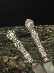 2 Piezas 1902 CUCHILLOS DE CENA FLORALES CHAPADOS EN PLATA 9,5" EXTREMO ROMO 1835 R. Wallace - Imagen 1 de 15