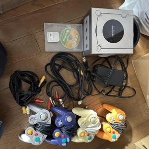 Gamecube Silver Includes 4 Controllers - Picture 1 of 5