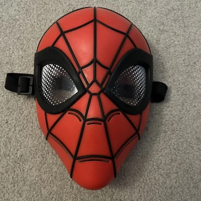 Máscara de plástico Hasbro Marvel Spider-Man con correa Foto 1 de 3