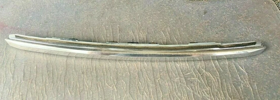 03 04 Isuzu Axiom 2002 maletero licencia moldura cromo fabricante de equipos originales # 897234 3820-01 Foto 1 de 4