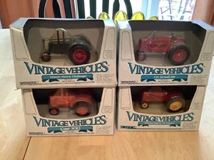 4 Ertl Oldtimer Fahrzeuge 1/43 Farmall 300 Case 500 Massey-Harris 44 Challenger - Bild 1 von 11
