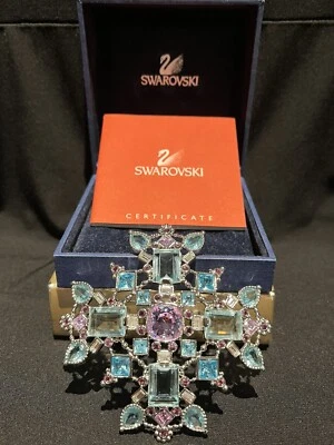 Broche de cristal estilo cruz maltesa Swarovski. Foto 1 de 3