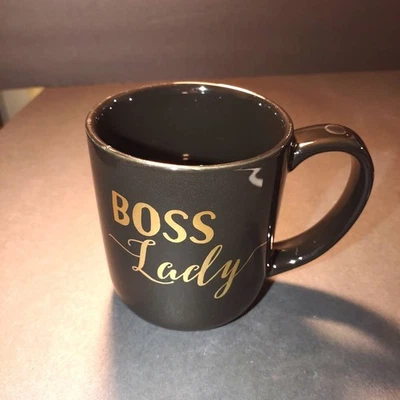 Caneca preta cerâmica "Boss Lady" texto dourado 14 oz citação inspiradora dentro* - Imagem 1 de 4