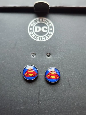 Aretes de acero quirúrgico azul y rojo con logotipo de Superman de DC Comics de 10 mm en caja de regalo Foto 1 de 4