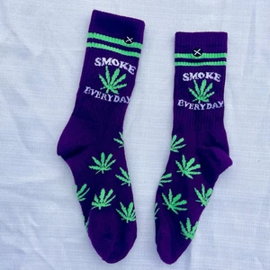 Socken Erwachsene Unisex Marihuana Blätter Gras Topf lila "Jeden Tag rauchen" - Bild 1 von 2