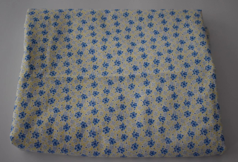 Tela 100% algodón tradiciones 3 yardas DE COLECCIÓN DELICADO DIMINUTO FLORAL calicó AZUL AMARILLO Foto 1 de 3