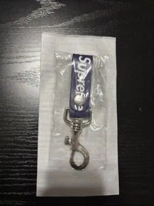 *NUEVO* Llavero Supreme Purple Logotipo Caja Cuero Llavero FW21 Sellado - Imagen 1 de 2
