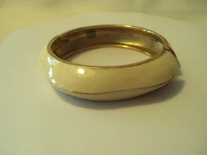 PULSERA BRAZALETE VINTAGE CON BISAGRAS TONO DORADO Y ESMALTE CREMA #VE - Imagen 1 de 4