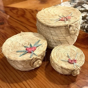 Vintage 3er Set Miniatur Körbe Naturstroh stapelbar verschachtelt Blumenakzente - Bild 1 von 12