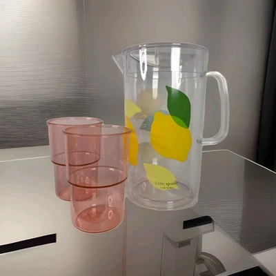 Kate Spade 柠檬水壶带 2 个粉红色眼镜不含双酚 A 丙烯酸派对套装 — 第 1/4 张图片