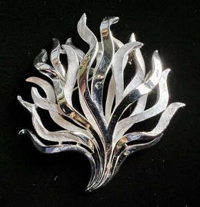 Vintage Crown Trifari Textured Silver Tone Seaweed Estate Brooch Pin - Picture 1 of 5