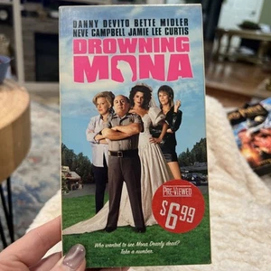 Drowning Mona  VHS  2000  Bette Midler  Danny Devito  Neve Campbell - Picture 1 of 8