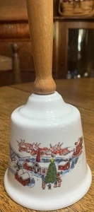 Vintage weiße Porzellan CHRISMAS VILLIAGE Glocke mit HOLZHAND - 9 cm hoch - Bild 1 von 6
