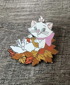 Disney 2022 Mystery Limited Release Pin Autumn Fall Leaves Kitty Cat Marie - Bild 1 von 2