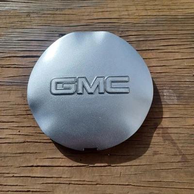 GMC Envoy, XL, tapa central XUV, logotipo de aluminio 2002-2009 parte # 9593392 repintado Foto 1 de 3