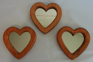Set 3 specchietti piccoli vintage a forma di cuore con cornici in legno montaggio a parete alti 4,75" - Foto 1 di 10