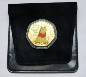 2019 Disney Winnie der Puuhbär - S ist für Lächeln 50p vergoldete Medaille Münze NEU - Bild 1 von 12