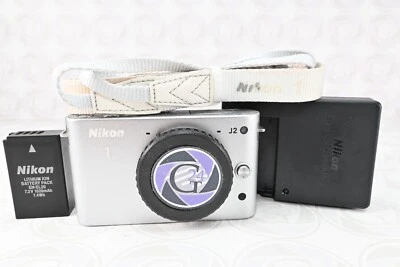 Nikon 1 J2 Gehäuse in Silber - mit 1084 Klicks - GT24 - 12 Monate Gewährleistung - Bild 1 von 4